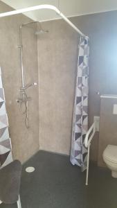A bathroom at Vatnsás 10