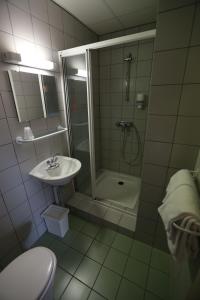 Koupelna v ubytování Gîte-Hôtel Le P'tit Cham + 31 fotografií