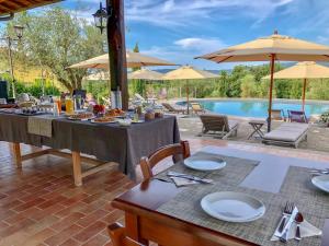 Bazén v ubytování Agriturismo La Valle Di Vico nebo v jeho okolí