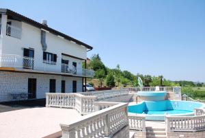 una casa con piscina al lado de un edificio en Guest Accommodation Palma, en Portorož