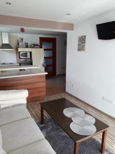 ein Wohnzimmer mit einem Sofa und einem Tisch in der Unterkunft Ubytovanie Kubik 473 in Liptovský Mikuláš
