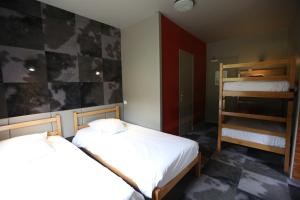 Postel nebo postele na pokoji v ubytování Gîte-Hôtel Le P'tit Cham