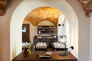 מסעדה או מקום אחר לאכול בו ב-Relais San Vigilio al Castello