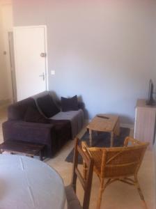 ein Wohnzimmer mit einem Sofa und einem Tisch in der Unterkunft le flibustier in Granville