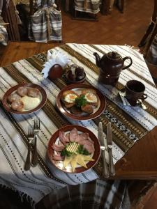 a table with plates of food on top of it at Туристично розважальний комплекс "Стіжок" in Berehomet