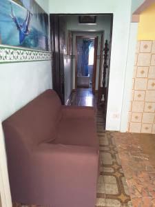 um sofá sentado no meio de um corredor em Il balconcino em Montesilvano