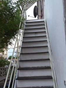 um conjunto de escadas que levam a um edifício em Il balconcino em Montesilvano