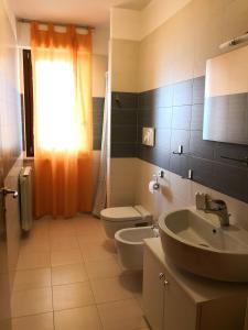 モンテジルヴァーノにあるAries Domus Montesilvanoのバスルーム(洗面台、トイレ付)、窓が備わります。
