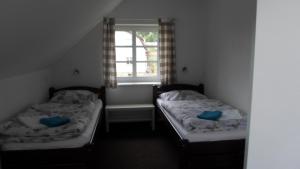2 camas en una habitación pequeña con ventana en Javorník 88, en Javorník