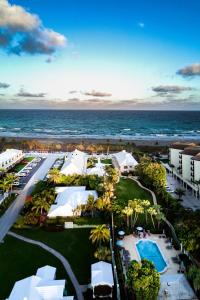 una vista aérea de un complejo con el océano en The Dover House Resort en Delray Beach