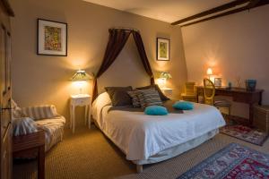 sypialnia z łóżkiem z niebieskimi poduszkami w obiekcie Le Patio & Spa w mieście Saumur