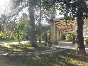 pawilon w parku z drzewami w obiekcie Agriturismo Monte degli Angeli w mieście Serrano