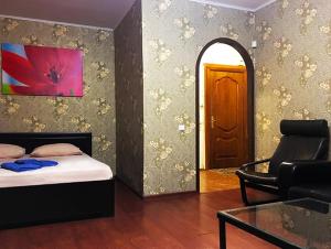 モスクワにあるApartLux Sviblovoのベッドルーム1室(ベッド1台、椅子1脚、ドア付)