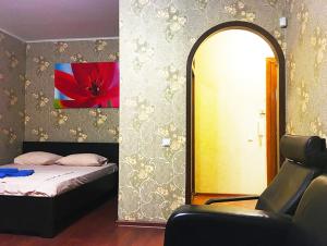 モスクワにあるApartLux Sviblovoのベッドルーム1室(ベッド1台、鏡、椅子付)