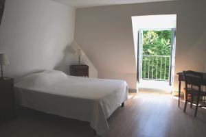 a bedroom with a white bed and a window at Gîte Le Haut Perché 4 pers. in Saint-Gervais-la-Forêt