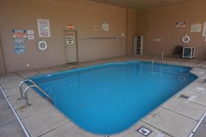 una gran piscina en una habitación en One life studio and suites, en Evansville