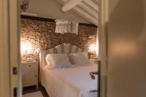 Posteľ alebo postele v izbe v ubytovaní Charming farmhouse in the hills, private pool, sea view, dream panorama