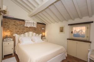 Posteľ alebo postele v izbe v ubytovaní Charming farmhouse in the hills, private pool, sea view, dream panorama