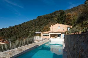 Bazén v ubytovaní Charming farmhouse in the hills, private pool, sea view, dream panorama alebo v jeho blízkosti