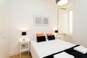 Un pat sau paturi într-o cameră la Gonzalo's Guest Apartments - Luxury Baixa