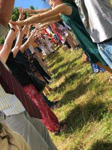 een groep mensen die in het gras zitten bij Locanda di Campagna in Mulazzo