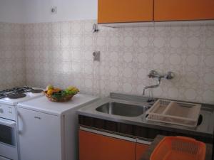 - une cuisine avec un évier et un bol de fruits dans l'établissement House Tonka Apartment, à Hvar