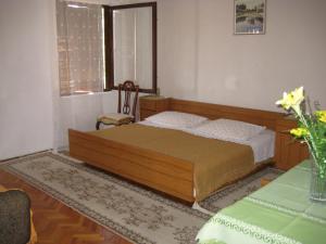 - une chambre avec un lit, une chaise et une fenêtre dans l'établissement House Tonka Apartment, à Hvar