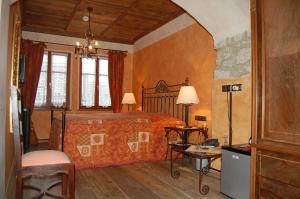 um quarto com uma cama, uma mesa e uma cadeira em Historik Hotel Gotisches Haus garni em Rothenburg ob der Tauber