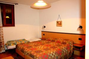 Rúm í herbergi á albergo ristorante le fontane