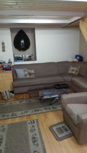 sala de estar con sofá y mesa en Guesthouse Rest, en Tiflis