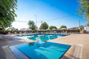 Bazén v ubytovaní Mon Repos Hotel alebo v jeho blízkosti