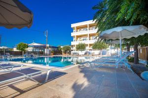 Bazén v ubytovaní Mon Repos Hotel alebo v jeho blízkosti