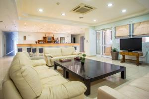TV a/nebo společenská místnost v ubytování Mon Repos Hotel