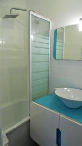 トゥルヴィル・シュル・メールにあるLes Studios Saint Germainのバスルーム(洗面台、ガラス張りのシャワー付)
