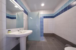 A bathroom at Marina Rooms