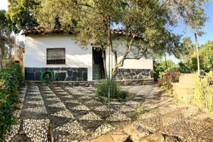 a house with a tree in front of it at Casa Papiqui in Fuenteheridos