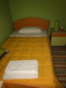 A bed or beds in a room at Villa nevada -20 min da Roma
