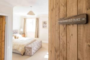 ein Schlafzimmer mit einem Bett und einem Schild an der Wand in der Unterkunft Deighton Lodge in York