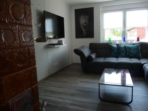 een woonkamer met een bank en een salontafel bij Harzurlaub in Blankenburg