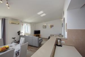 Kuchyňa alebo kuchynka v ubytovaní Apartment Lelas