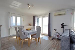 Posedenie v ubytovaní Apartment Lelas