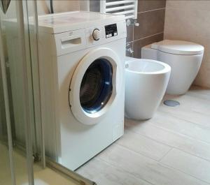 サレルノにあるCasa Mariùのバスルーム(洗濯機、トイレ付)