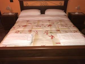 A bed or beds in a room at Villa nevada -20 min da Roma