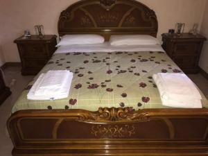 A bed or beds in a room at Villa nevada -20 min da Roma