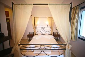 Un pat sau paturi într-o cameră la Panorama Elafonisos