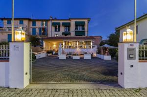 a large house with a courtyard in front of it at Hotel Villa Toscana in Lido di Camaiore