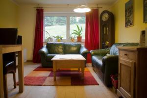 a living room with a couch and a coffee table at Ferienwohnung am Pochebach in Kurort Jonsdorf