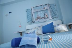 een blauwe slaapkamer met een bed met een kom erop bij IL Ritratto casa vacanza in Scilla