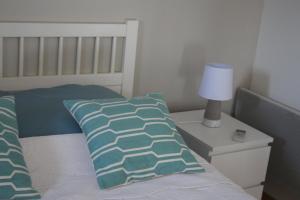 מיטה או מיטות בחדר ב-La Goélette