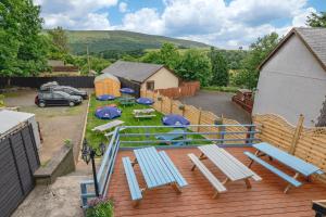 una vista sul tetto di una terrazza con tavoli da picnic e ombrelloni di Elan Hotel a Rhayader